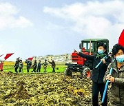 "쌀로써 사회주의를 지키자"…알곡 생산 의지 다지는 북한 농장