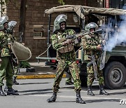 케냐 반정부 시위대에 최루탄 발사하는 경찰
