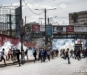 케냐서 반정부 시위…최루탄 난무