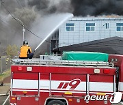 식품가공업체에서 불…진화하는 소방대