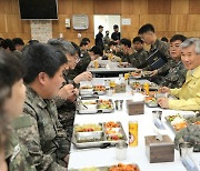 예비군들과 식사하는 이기식 병무청장