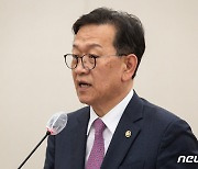 외통위 현안보고하는 석동현 민주평통 사무처장