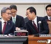 대화 나누는 박진·권영세 장관