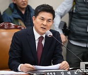 외통위 전체회의 차수 관련 발언하는 김태호 국회 외통위원장