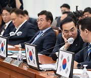 박정 의원과 대화 나누는 박홍근 민주당 원내대표