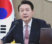 尹 "한일관계, 국민의 새 자긍심"..."반일감정 정치에 활용" 전 정부 직격