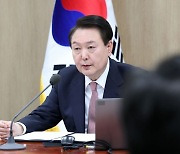 尹, 국무회의 내내 근로약자 보호 당부…"주 60시간 이상 근무 무리"