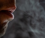 담배 피우는 사람, 입술 왜 검게 변할까?