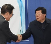 李, 더미래 이어 민평련 간담회…기소 후도 ‘대표직 유지’ 가닥