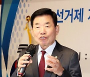 김진표 “국회의원들 바보 아냐…의원 정수 마음대로 못 늘려”