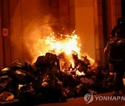 佛 연금개혁법 통과에 민심 폭발…쓰레기에 불 지르며 시위