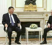 시진핑·푸틴 회담, 5ｍ탁자는 없었다…첫날 밀착 대화하며 덕담 ‘우정’ 과시