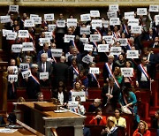 프랑스 연금개혁 법안 통과…“루이 16세 처단” 시위 격화