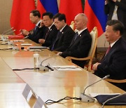 푸틴 만난 시진핑 ‘평화 중재자’ 자처…“세계 다극화 촉진”