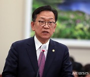 尹 40년지기 석동현, 국회서 '총선 출마' 묻자 "지금 할 말 아냐"