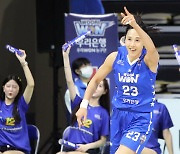 여자농구 우리은행, 챔프전 2연승…통합 우승에 1승 남아
