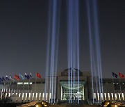 서울 하늘에 ‘불멸의 빛’… 55용사 기린다