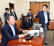 회의진행 관련 논쟁하는 정청래 위원장과 권성동 의원