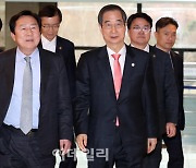 [포토]'기후테크 벤처·스타트업 간담회' 참석하는 한덕수 총리-김기문 회장