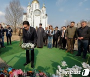 [포토] 러 학살 피해자 추모하는 기시다