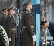 [포토] '추모의벽' 앞에서 고개 숙인 기시다