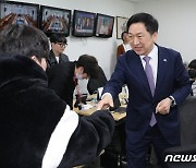 소통관 찾은 김기현 대표