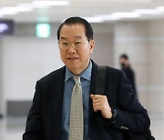 백팩 메고 일본 출국하는 권영세 장관