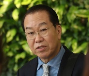 일본 출국 앞서 취재진 질문 받는 권영세 장관