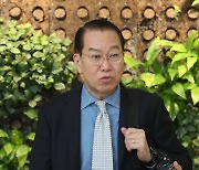 일본 출국 앞서 취재진 질문 받는 권영세 장관
