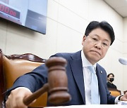 장제원 위원장 '행정안전위원회 법안 의결'