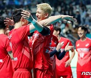 승리 기쁨 나누는 한국전력