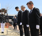 이명박 전 대통령, 5년만에 천안함 묘역 참배 "고귀한 희생 잊지 않겠다"