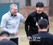 [포토]손흥민, 쾨프케 코치와 환한 미소