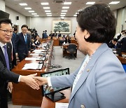 정개특위, 의원정수 300명 일단 유지…3개안 놓고 전원위 개최