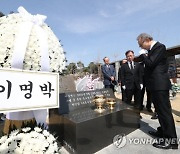 "고귀한 희생 잊지 않겠다"… 약속지킨 이명박 전 대통령, 천안함 46용사 참배