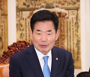 민주당 출신 김진표 의장 “안보·경제상 불가피”… 윤석열 결단에 힘 실어줘