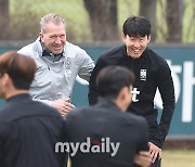 [MD포토] 손흥민 '코치와 농담 주고 받는 사이'
