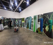 [2023 아트바젤 홍콩] 디스커버리섹터 갤러리 2, 전현선 '벽면 회화'같은 작품 주목