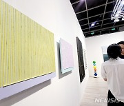 [2023 아트바젤 홍콩] 국제갤러리,박서보 신작 세라믹 묘법 인기