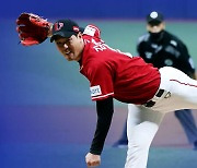 대표팀 은퇴 김광현, SSG 복귀 첫 등판 호투