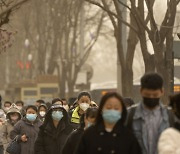 "눈 뜨고 숨쉬기도 힘들다" 中 베이징, 최악의 황사로 뒤덮여