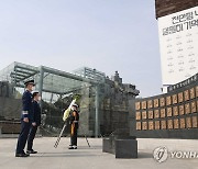 천안함 추모비 참배하는 국방대 안보과정 학생들
