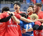 승리 기쁨 나누는 한국전력