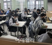 [포토] 전국연합학력평가 실시하는 잠신고