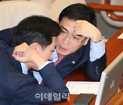[포토]김기현-태영호, '본회의에서 대화'