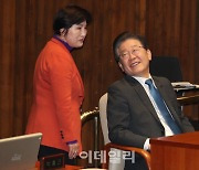[포토]국회 본회의, '대화하는 이재명-전혜숙'