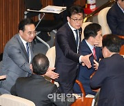 [포토]국회 본회의, '악수하는 박홍근-주호영'