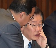 [포토]국회 본회의, '논의하는 이재명-박홍근'