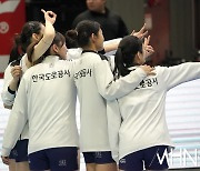[Ms포토] 한국도로공사 선수들, '팬들에게 서비스'