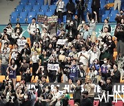 [Ms포토] 한국도로공사 팬들 '자리를 뜨지 못한다'